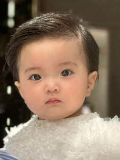Chỉ với 1 bức ảnh chụp ở tiệc thôi nôi, con gái Lisa của Khánh Thi Phan Hiển gây “luỵ tim” vì quá xinh