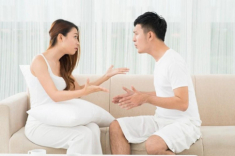 Chồng muốn gửi con cho bà ngoại chăm, vợ khẳng định “nếu vậy thì tên đứa nhỏ phải đổi sang họ của mẹ”