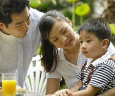 Clip nửa đêm chồng giơ tay định gần gũi vợ nhưng bất thành, hội mẹ bỉm tấm tắc “giống hệt nhà mình”