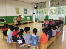 Cô giáo gửi ảnh vào nhóm lớp, biểu hiện lạ của một bé trai khiến hội phụ huynh bùng nổ bình luận