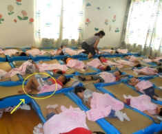 Cô giáo gửi hình con gái ngủ trưa ở trường mẫu giáo, người mẹ xem xong thì hối hận