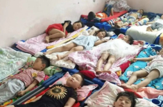 Cô giáo khoe cảnh ngủ trưa ở trường của con, mẹ nổi giận lên gặp hiệu trưởng để nói chuyện