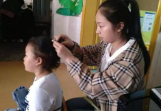 Cô mẫu giáo ngày nào cũng tết tóc cho học sinh, phụ huynh tức giận đến trường chỉ trích