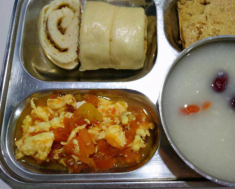 Con đi mẫu giáo cả tháng không lên lạng nào còn sụt ký, mẹ đến trường thấy bữa cơm con ăn thì chết đứng