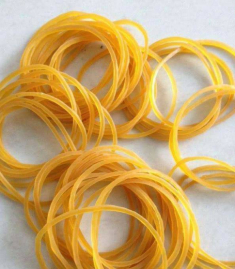Con đi nhà trẻ về nói “không tiểu được”, mẹ òa khóc lúc thay quần cho bé