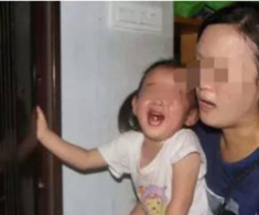 Con gái 3 tuổi tắm cùng mẹ, ngày hôm sau khóc thét kêu đau khi đi tiểu