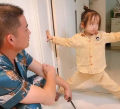 Con gái 4 tuổi ngăn không cho bố mẹ ngủ chung, nghe lý do liên quan đến cô giáo, mẹ “dở khóc dở cười”