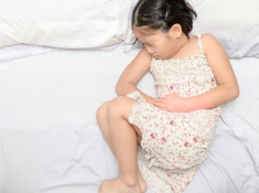 Con gái 8 tuổi liên tục bảo “Mẹ ơi, có thứ gì ở trong bụng con”, đưa đến bệnh viện bác sĩ lắc đầu “Đã quá muộn”