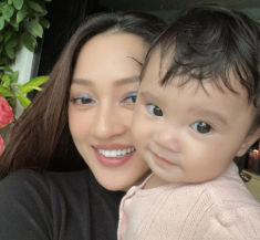 Con gái Bảo Anh lúc 6 tháng đã biết làm nhiều biểu cảm dễ thương, nhìn giống mẹ y đúc
