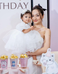 Con gái Bảo Anh mới 1 tuổi đã biết đọc sách, nữ ca sĩ thừa nhận đang gặp một “rắc rối” với ái nữ