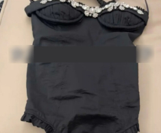 Con gái chi hơn 11 triệu mua 1 chiếc váy, mẹ không chê đắt nhưng nhìn chi tiết lạ phía dưới bà bắt đem trả ngay