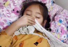 Con gái đi ngủ lúc nào cũng giữ một thứ đồ bên cạnh, vào phòng nghe mùi khó chịu, mẹ choáng váng