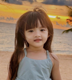 Con gái Đông Nhi đúng là đã “nhặt” hết nét đẹp bố mẹ, chụp bộ ảnh bên bãi biển mà đẹp tựa nàng thơ nhí