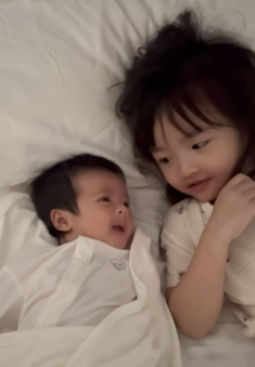 Con gái Đông Nhi phạm lỗi khi chơi với em sơ sinh, Ông Cao Thắng liền có cách xử lý gây chú ý