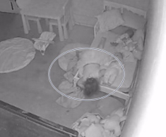 Con gái đột nhiên bị kéo xuống gầm giường lúc nửa đêm, bố xem camera thấy cảnh tượng kỳ lạ
