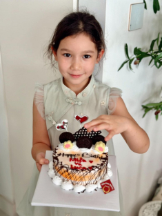 Con gái Hà Anh tròn 6 tuổi xinh đẹp giống bố Tây, mỗi năm đều làm sinh nhật chuẩn tiểu thư nhà giàu