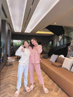 Con gái kín tiếng mà Hương Giang sinh năm 23 tuổi giờ đã là thiếu nữ, cao gần 1m7, như chị em sinh đôi với mẹ