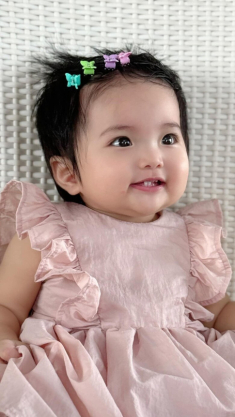 Con gái Lisa nhà Khánh Thi - Phan Hiển ngày nhỏ tóc ngắn như con trai, giờ 1 tuổi trổ nét xinh chuẩn búp bê