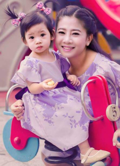 Con gái Mai Phương càng lớn càng giống mẹ, tên 4 chữ đặt theo họ Phùng của bố, có ý nghĩa sâu sắc