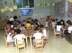 Con gái mẫu giáo đi học về luôn nói đau bụng, phụ huynh thấy ảnh gửi trong nhóm chat lớp liền xanh mặt