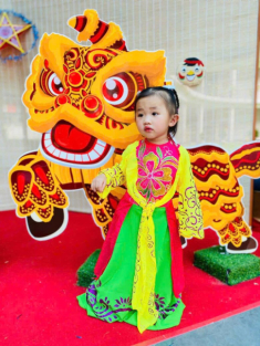 Con gái MC truyền hình Việt Nam Vân Hugo khiến dân tình mê tít khi tung bộ ảnh Trung Thu, diện mạo xinh hệt mẹ