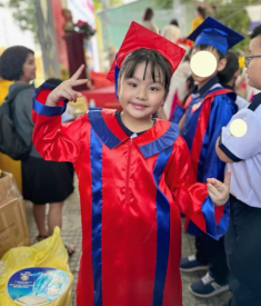 Con gái Vân Trang lớp 2 gây choáng với bảng thành tích cấp quốc gia, nhìn danh sách khen thưởng mới nể