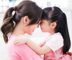 Con không chịu cho mẹ ngủ cùng bố, biết lý do hội mẹ bỉm than “Giống hệt nhà mình”