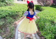 Con làm rách váy bạn, mẹ đòi bồi thường nhưng nghe giá tất cả phụ huynh dặn con tránh xa