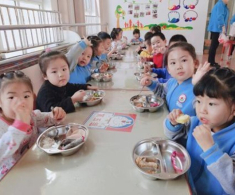 Con mẫu giáo đi lớp sụt cân liên tiếp, mẹ kiểm tra camera thì đau đớn khi thấy ảnh ngủ trưa của bé