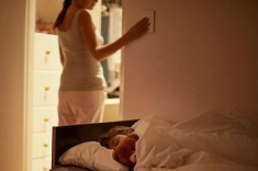 Con mẫu giáo luôn miệng nói tối nào cũng có nhiều người ngủ cùng mình, tôi hoang mang vì nhà chỉ có 3 thành viên