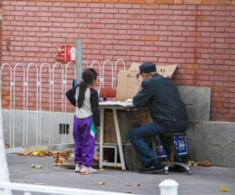 Con ngày nào cũng đi học về trễ, một lần mẹ lén theo dõi thì phát hiện đứa trẻ ở nhà chú bảo vệ