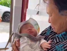 Con sơ sinh ngủ ngon khi ở cạnh bà, mẹ thấy bất thường đưa đi khám thì bác sĩ mắng “té tát”