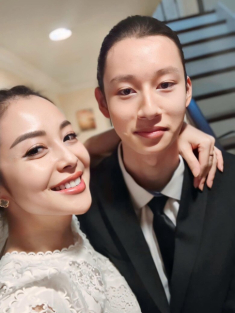 Con trai Jennifer Phạm và Quang Dũng dậy thì diện mạo khác lạ, diện vest, buộc tóc đi sự kiện ở trường học gây chú ý