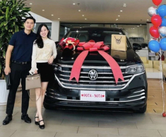 Con trai Ly Kute “bóc tem” xế hộp mui trần cao cấp hơn 2 tỷ đồng do bố mẹ tặng, ngồi trong xe ra dáng sếp lớn