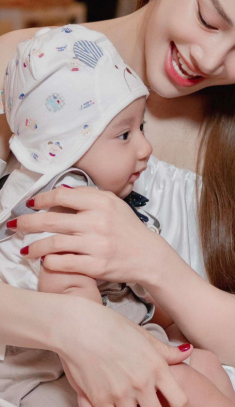 Con trai Trường Giang Nhã Phương đúng đẹp từ trong trứng nước, 3 tháng mũi cao hệt mẹ, 1 tuổi điển trai giống bố