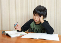 Cứ đến 8 giờ tối ngồi học là con lại chỉ tay ra cửa sổ bảo “có người”, mẹ trẻ run rẩy vì nhìn mãi không thấy ai
