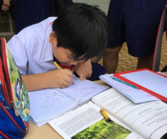 “Cười ngất” với bài văn bé lớp 4 tả mẹ, đọc đến kết bài nhiều người lại chạnh lòng