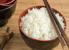 Đang ăn cơm, con gái 4 tuổi đứng dậy lấy thêm bát mời “anh trai”, mẹ sợ hãi vì nhà chỉ có 2 mẹ con
