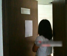 Dạo gần đây thấy con gái dậy thì hay ở phòng đóng kín cửa, tôi lo lắng khi biết nguyên nhân đến từ chồng
