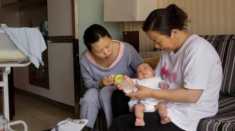 Dậy sớm nấu ăn cho chồng con, tôi phát hiện bí mật kinh hoàng của nữ giúp việc