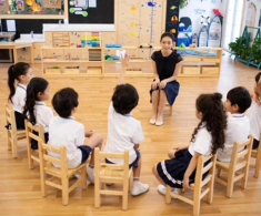 Đến đón con vô tình phát hiện cảnh cô giáo đang rửa bát trong nhà vệ sinh, ông bố lập tức chuyển trường