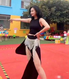 Đến trường con xem văn nghệ đầu năm, phụ huynh “nóng mặt” khi thấy cô mẫu giáo ăn mặc gợi cảm nhảy múa