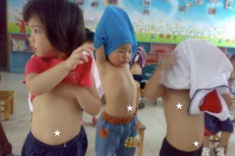 Đến trường đón con, mẹ bỉm vô tình thấy cảnh tượng trong nhà vệ sinh liền đòi kiện hiệu trưởng