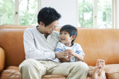 Đi du lịch hè cùng công ty 3 ngày, lúc về thấy vết lạ trên ghế sofa phòng khách, tôi ngờ vực nhìn chồng