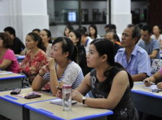 Đi họp phụ huynh đầu năm, tôi bị “soi” vì đứng lên phản đối để người giàu làm trưởng ban phụ huynh
