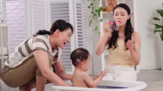 Định đuổi việc bảo mẫu vì dùng giẻ lau bếp rửa mặt cho con chủ, cô ta chỉ mặt mẹ chồng tôi “Bà ta mới phải đi”