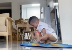 Đoạn clip gần 2 phút ghi lại cảnh em bé sơ sinh tập yoga khiến hội mẹ bỉm kinh ngạc