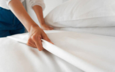 Dọn nhà bỗng phát hiện ga giường phòng con có vết bẩn lạ, tôi bật khóc ân hận khi biết sự thật phía sau