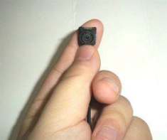 Dọn phòng cho con gái bất ngờ phát hiện camera giấu kín, tôi điếng người khi biết mặt người đặt máy quay lén