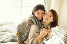 Đứa trẻ hàng xóm không ra khỏi nhà suốt 10 năm, con gái tôi sợ đến mức toàn thân run rẩy khi lén nhìn qua cửa sổ